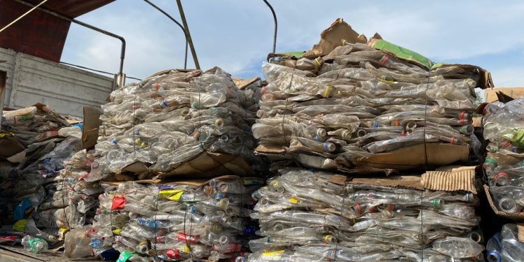 El municipio entregó una tonelada de residuos plásticos a Coca Cola