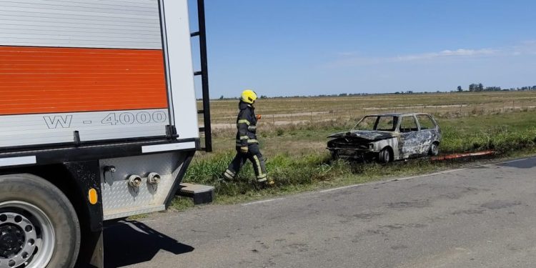 Incendio de vehículo en la Ruta 3