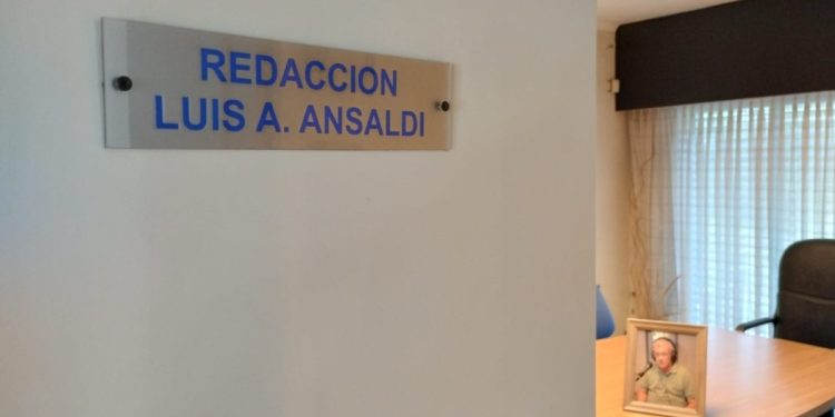 La sala de redacción de la radio lleva el nombre de Luis Ansaldi