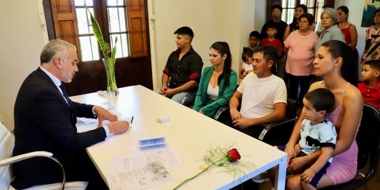 El intendente ofició por primera vez un matrimonio