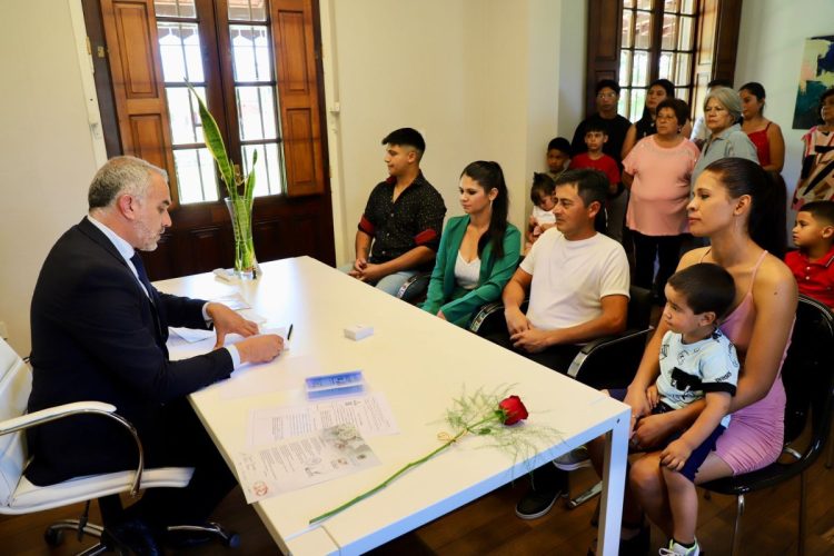 El intendente ofició por primera vez un matrimonio