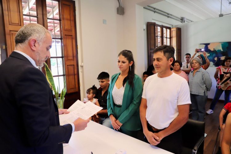 El intendente ofició por primera vez un matrimonio