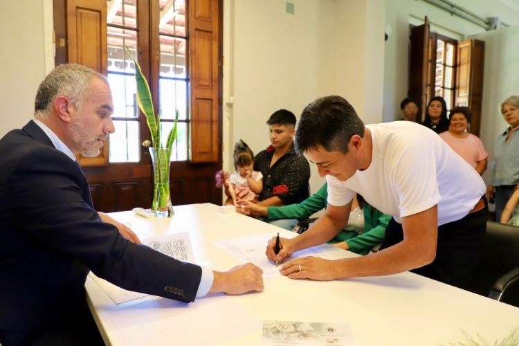 El intendente ofició por primera vez un matrimonio