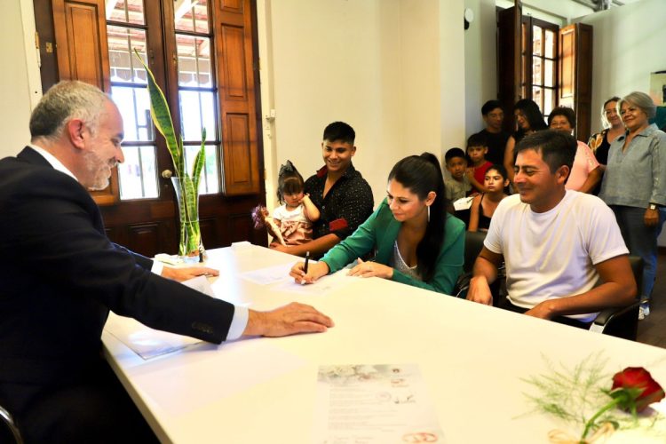 El intendente ofició por primera vez un matrimonio