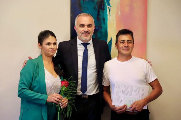 El intendente ofició por primera vez un matrimonio