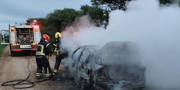 Incendio de automóvil en zona rural de Las Varas
