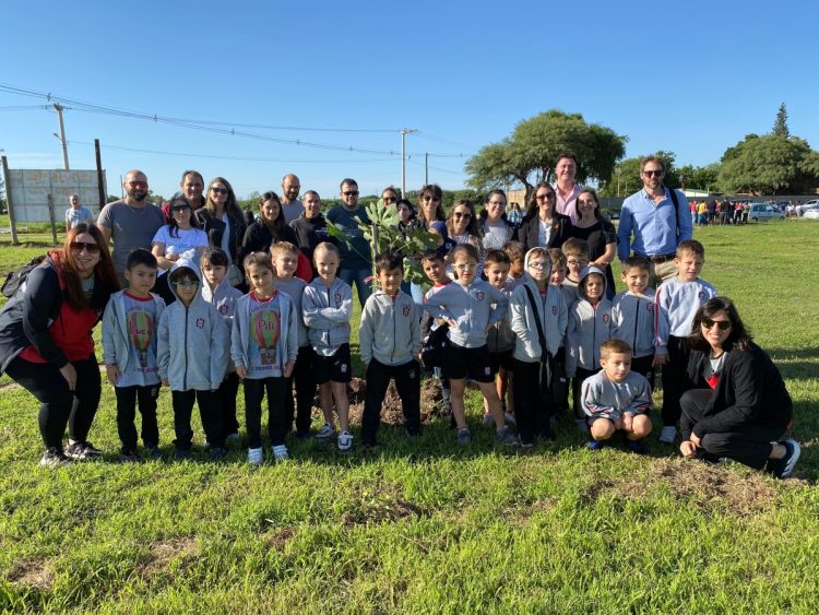 El municipio colocó más de 100 plantas en el marco del programa “Se gradúa un curso, nace un árbol”