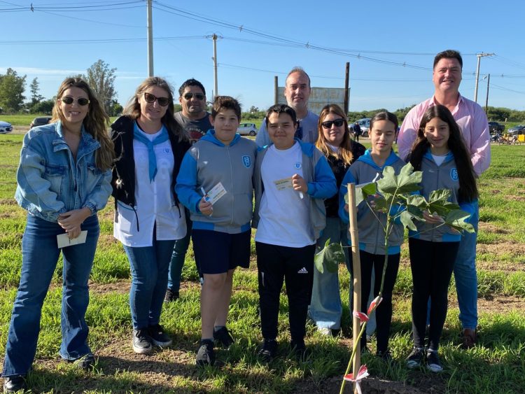 El municipio colocó más de 100 plantas en el marco del programa “Se gradúa un curso, nace un árbol”
