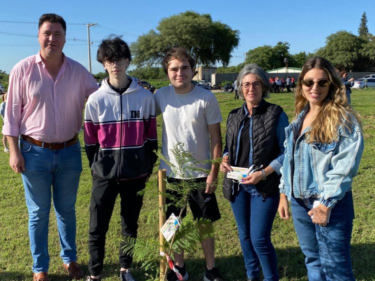 El municipio colocó más de 100 plantas en el marco del programa “Se gradúa un curso, nace un árbol”