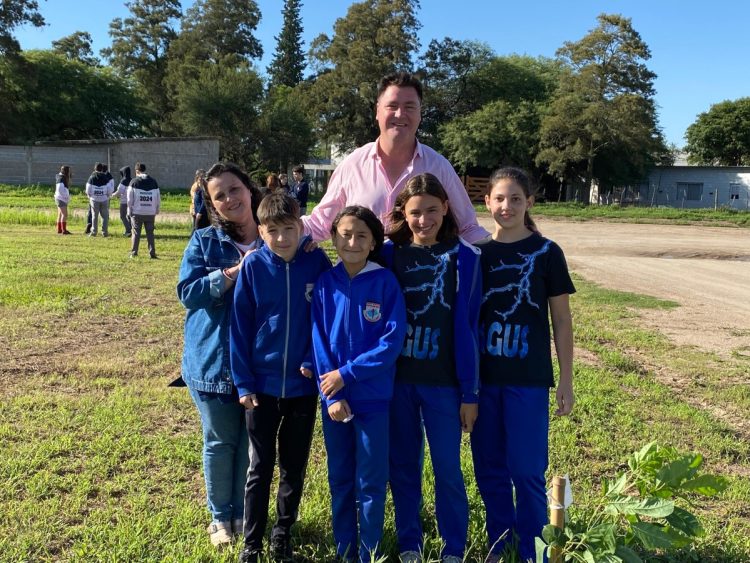 El municipio colocó más de 100 plantas en el marco del programa “Se gradúa un curso, nace un árbol”