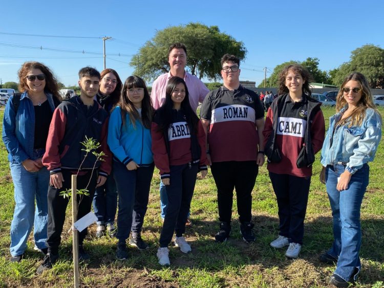 El municipio colocó más de 100 plantas en el marco del programa “Se gradúa un curso, nace un árbol”