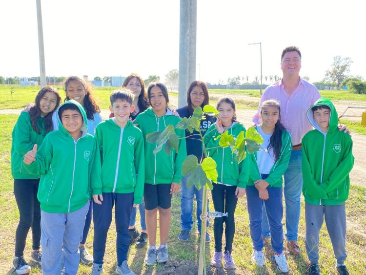 El municipio colocó más de 100 plantas en el marco del programa “Se gradúa un curso, nace un árbol”