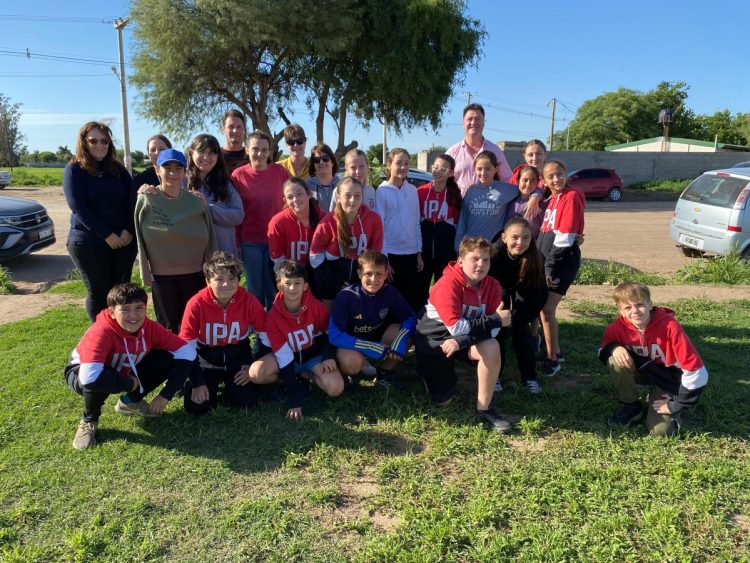 El municipio colocó más de 100 plantas en el marco del programa “Se gradúa un curso, nace un árbol”