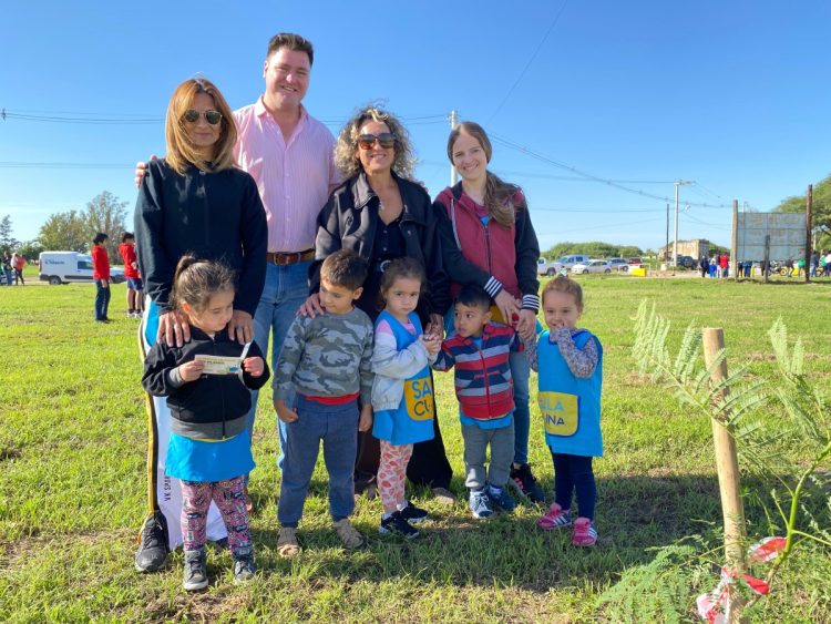 El municipio colocó más de 100 plantas en el marco del programa “Se gradúa un curso, nace un árbol”