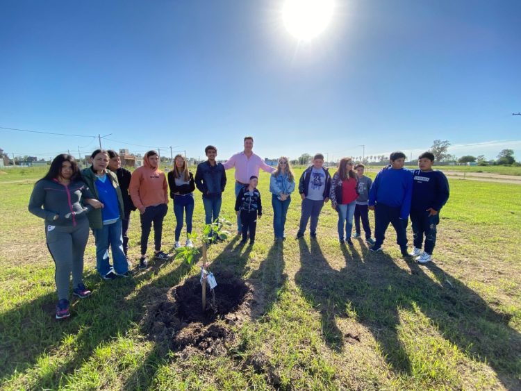 El municipio colocó más de 100 plantas en el marco del programa “Se gradúa un curso, nace un árbol”