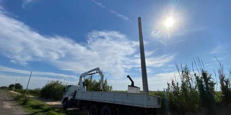 El municipio ejecuta la parte final del tendido electrico para la energía en la planta de líquidos cloacales