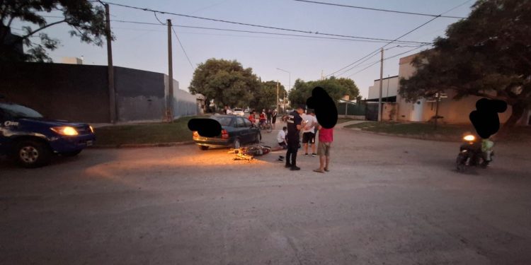 Accidente de tránsito: choque entre moto y auto