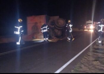 Camión volcó en ruta 13 y bomberos debieron despejar la carpeta asfáltica