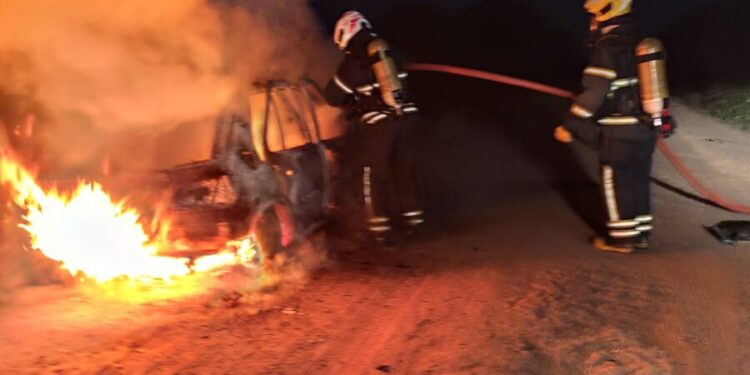 Incendio de automovil camino a San Bartolomé