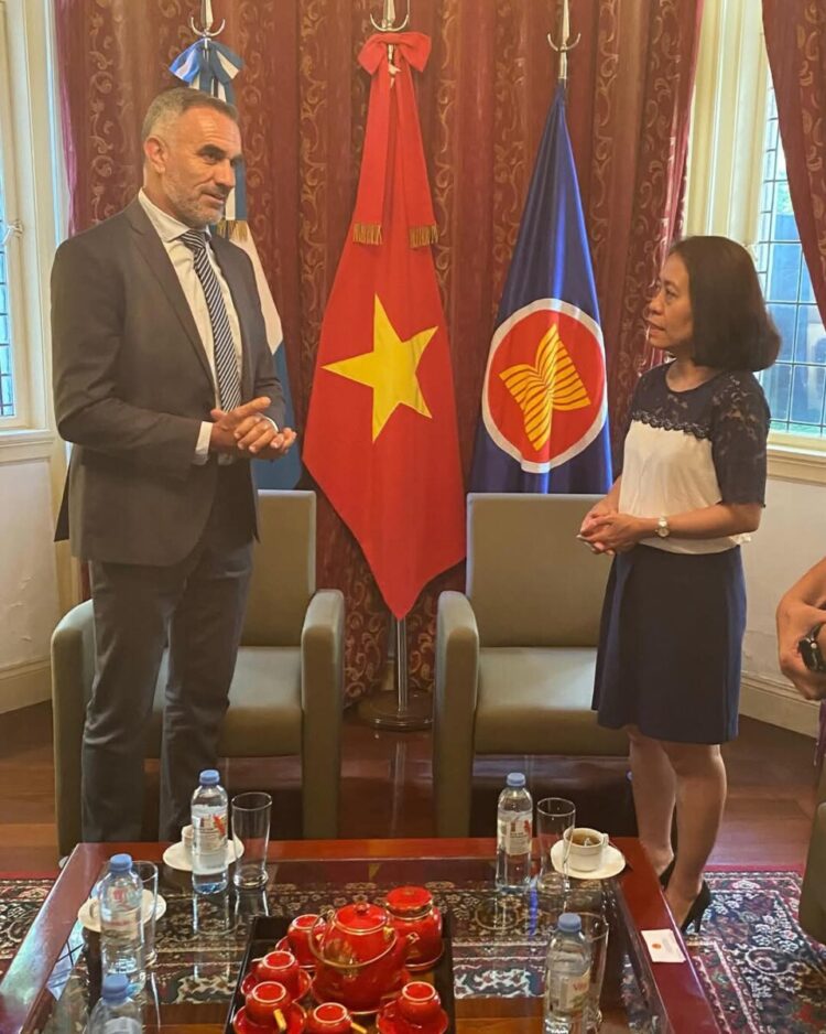 Daniele se reunió con los embajadores de Indonesia y Vietnam