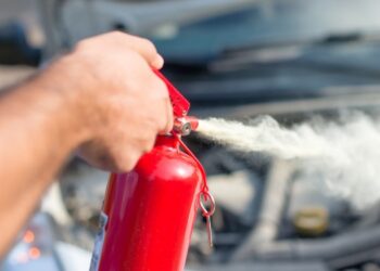 ¿Cómo debemos actuar si se prende fuego un auto?
