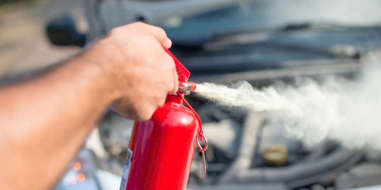 ¿Cómo debemos actuar si se prende fuego un auto?