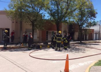 Explosión de gas causa graves daños en vivienda y local comercial en Sacanta