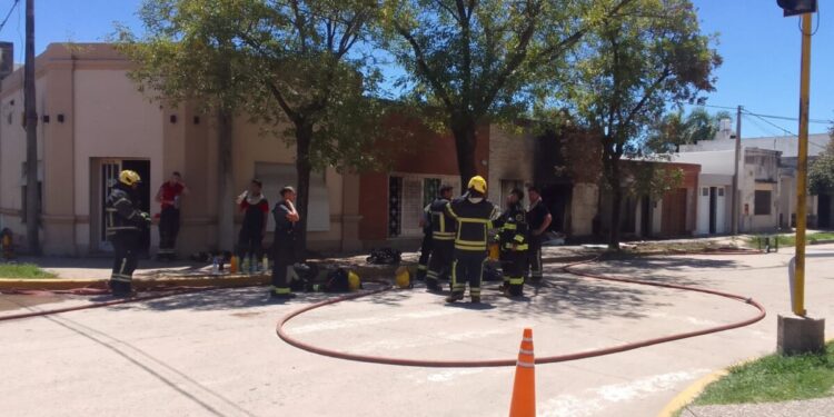 Explosión de gas causa graves daños en vivienda y local comercial en Sacanta