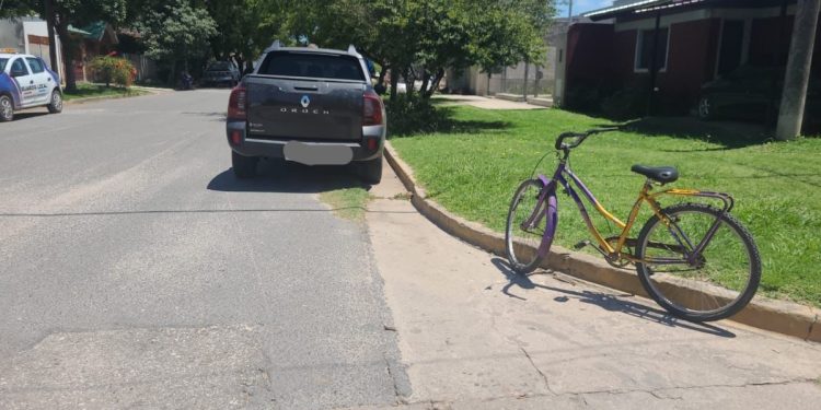 Ciclistas fueron chocados por una camioneta