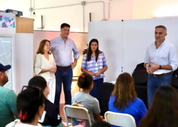 El Municipio entregó 13 becas a estudiantes de nivel medio