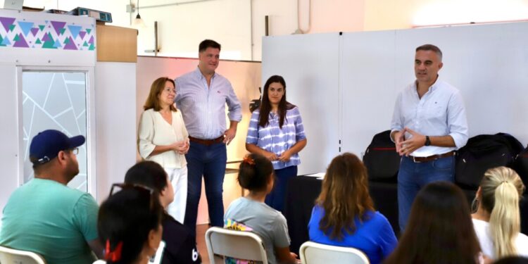 El Municipio entregó 13 becas a estudiantes de nivel medio