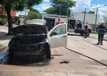 Se incendió un auto que transitaba por la ciudad
