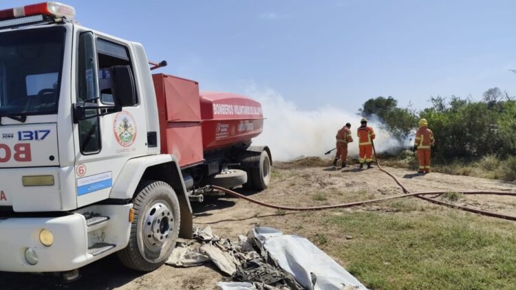 Durante 12 horas bomberos combatieron un incendio en zona rural
