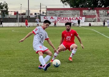 Futbol Mayor: triplete de victorias varillenses y con mitre como único líder