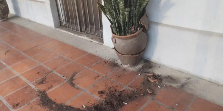 Vandalizaron algunos objetos del edificio del Registro Civil