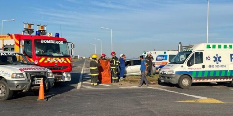 Choque entre auto y camión en el cruce de Rutas 13 y 3