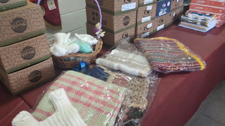 El Club de Leones entregó zapatillas, útiles escolares y elementos de abrigo