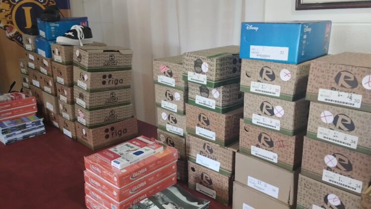 El Club de Leones entregó zapatillas, útiles escolares y elementos de abrigo