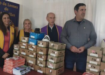 El Club de Leones entregó zapatillas, útiles escolares y elementos de abrigo