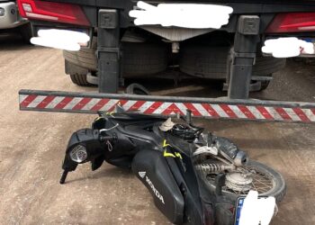 Accidente entre moto y camión