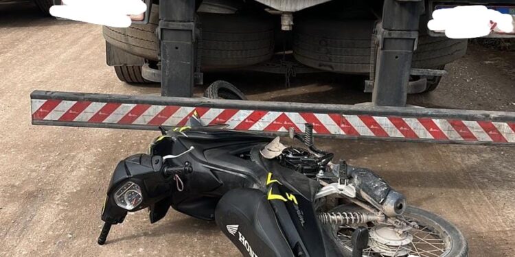 Accidente entre moto y camión