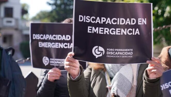 Paran profesionales que atienden a personas con discapacidad
