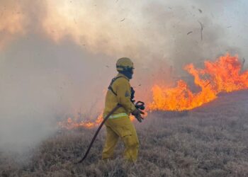 Bomberos combatieron incendio en zona rural de Sacanta