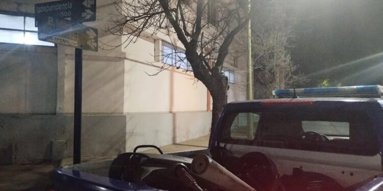 Choque entre auto y moto en plaza Independencia