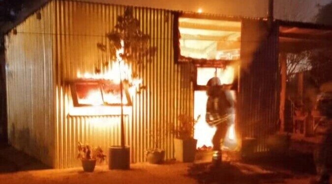 Incendio de un galpón en calle Cura Brochero