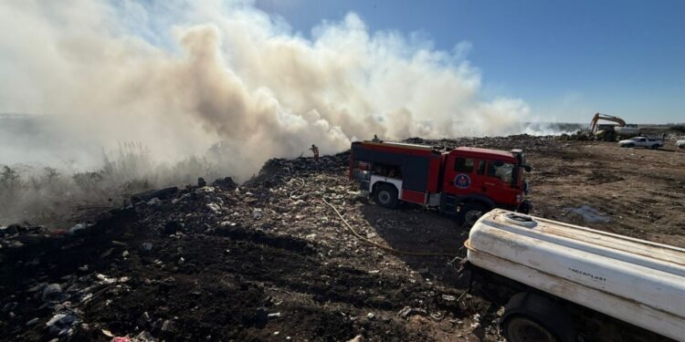 Incendio de grandes dimensiones en el basural sur