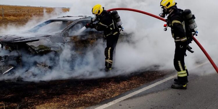 Incendio de camioneta en Ruta 3
