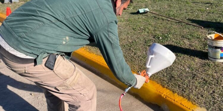 Realizan trabajos preventivos de pintura en cordones cuneta