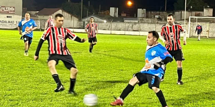 Futbol Senior: Sorpresiva victoria Celeste en la cancha del líder Tricolor