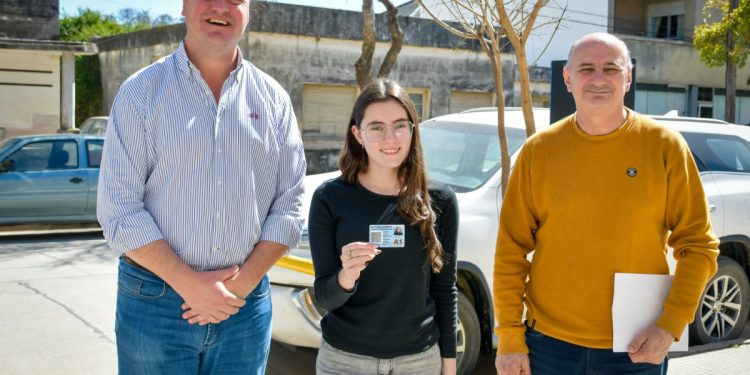 Primera adolescente en obtener su licencia con “Mi Primera Licencia”